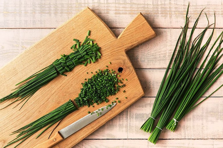 Cách điều trị bệnh trĩ bằng mẹo dân gian từ lá hẹ