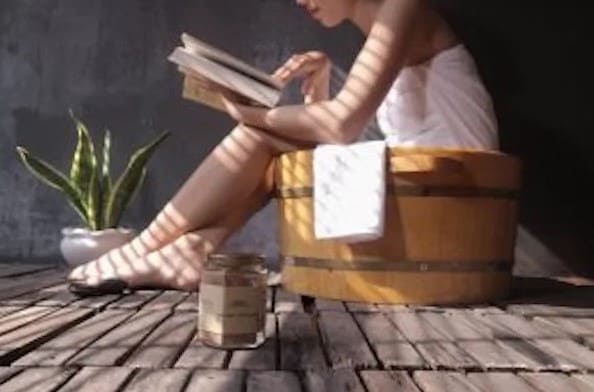 Ngâm nước ấm - mẹo giảm sưng búi trĩ