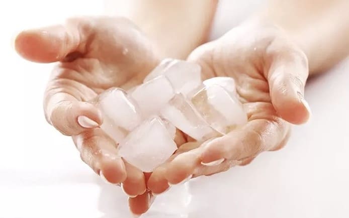 Chườm đá lạnh - mẹo giảm sưng, đau búi trĩ nhanh chóng