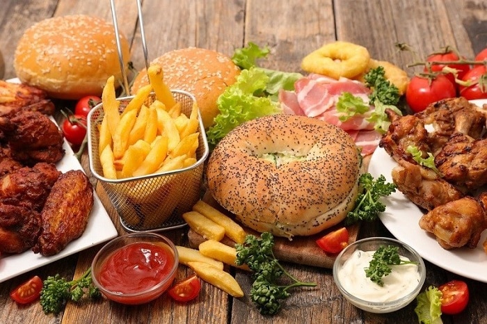 Tránh thực phẩm kích thích và chế độ ăn không lành mạnh