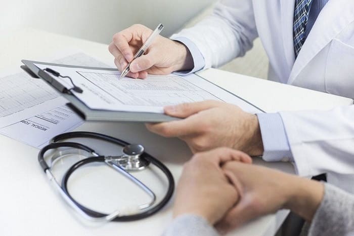 Thăm khám lâm sàng và tiền sử bệnh lý