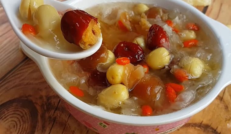 Mộc nhĩ nấu với táo đỏ