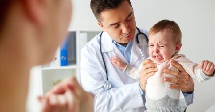 Bố mẹ nên làm gì khi nghi ngờ trẻ bị polyp hậu môn?