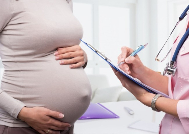 Bà bầu đi đại tiện ra máu tươi có sao không?
