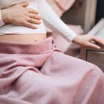 Điều gì cần làm khi người phụ nữ mang thai đi đại tiện ra máu?