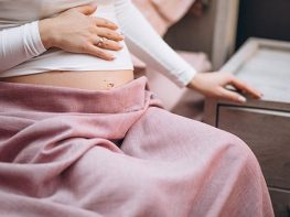Điều gì cần làm khi người phụ nữ mang thai đi đại tiện ra máu?