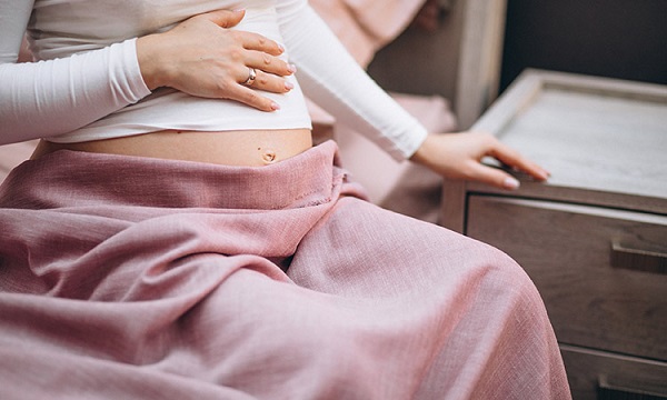 Điều gì cần làm khi người phụ nữ mang thai đi đại tiện ra máu?