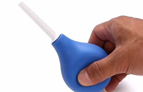 Sử dụng thuốc bơm hậu môn chữa táo bón ngay lập tức