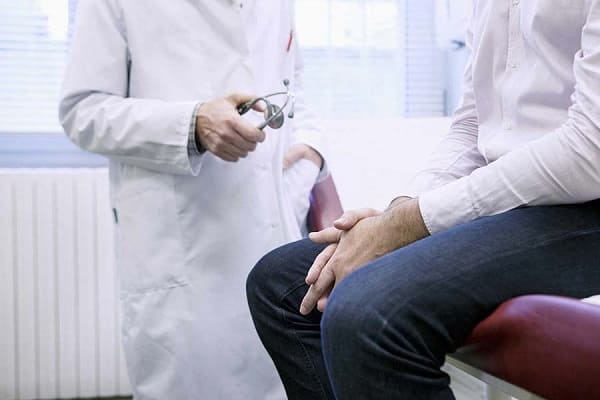 Làm gì khi bị cắt trĩ xong đi ngoài ra máu?