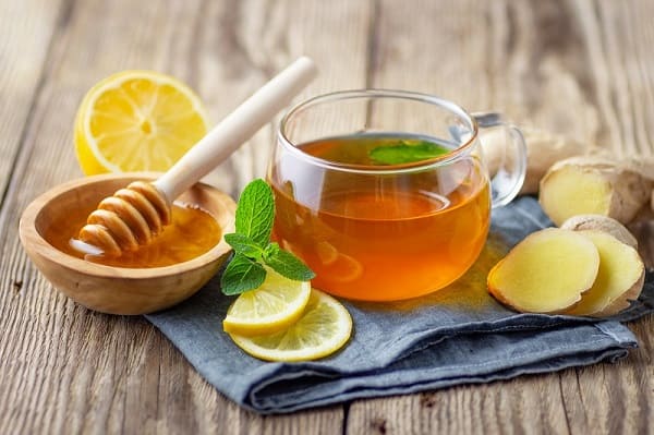 Khởi động ngày mới bằng một ly nước ấm pha chút mật ong hoặc chanh