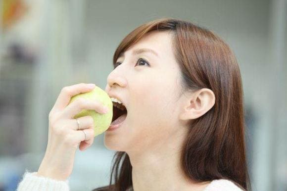 Táo bón ăn ổi được không?