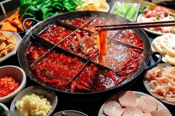 Thức ăn cay nóng, chứa nhiều gia vị